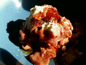 切好的牛肉片中倒入鸡粉，淀粉，白糖，盐，料酒，生抽，香油，搅拌均匀腌制。