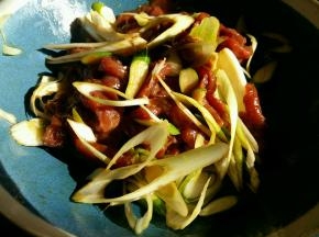 葱斜切片放入牛肉中腌制。