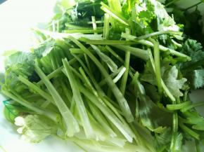 香菜切5厘米左右的段。