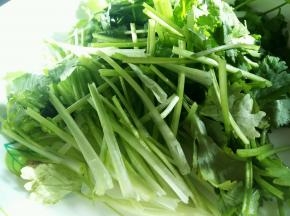 香菜切5厘米左右的段。