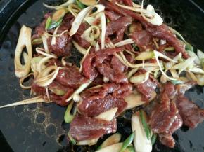 热锅凉油，倒入电饼铛中翻炒。