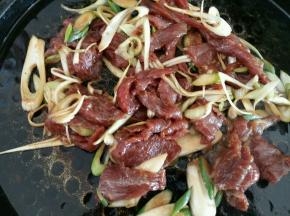 热锅凉油，倒入电饼铛中翻炒。