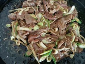 翻炒至牛肉完全变色。