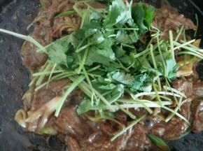 倒入香菜段就可以关火了。