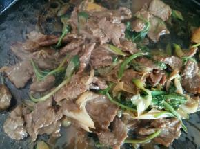 香菜段翻炒均匀，利用余温就可以让香菜熟。