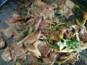 香菜段翻炒均匀，利用余温就可以让香菜熟。