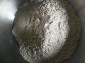 中筋面粉称重，我用的比较多，还蒸了馒头，做多了放冰箱冷冻。