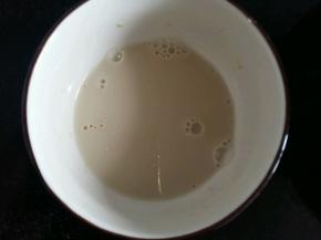 酵母用3小勺温水化开，因为后面用了豆浆，所以这里不要加太多水哦。