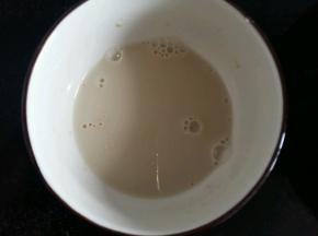 酵母用3小勺温水化开，因为后面用了豆浆，所以这里不要加太多水哦。