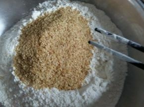 小麦胚芽和面粉混合。