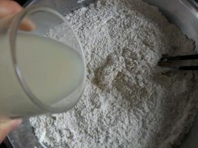 先倒入酵母水，然后再倒入豆浆，豆浆一边倒一边搅拌。