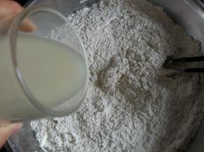 先倒入酵母水，然后再倒入豆浆，豆浆一边倒一边搅拌。