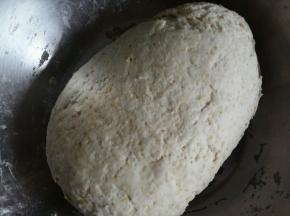 揉成光滑的面团放在温暖的地方发酵。也可以放在有热水的锅里发酵。冬天大概发酵久一点，1.5小时左右。