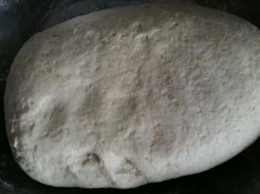 面团重新揉一下排气。