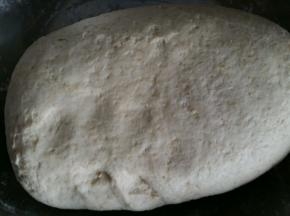 面团重新揉一下排气。