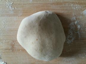 取一小块面团揉3分钟，使其光滑。