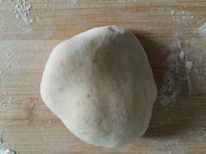 取一小块面团揉3分钟，使其光滑。