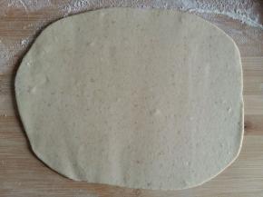 擀成半厘米厚的圆片。