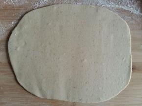 擀成半厘米厚的圆片。