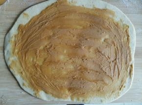 核桃酱在面片上涂抹一层。