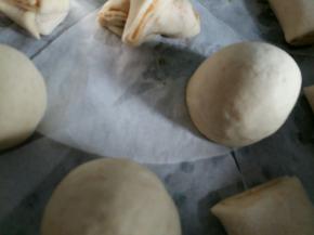 放入蒸锅静置15分钟。然后盖上盖子蒸，大火烧开，转中火蒸20分钟。关火后等5分钟再打开盖子。