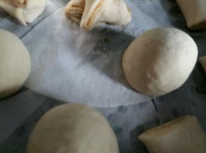 放入蒸锅静置15分钟。然后盖上盖子蒸，大火烧开，转中火蒸20分钟。关火后等5分钟再打开盖子。