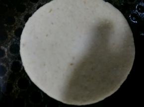 也可以做成发面饼，擀成圆形，放入刷了油的电饼铛中，盖上盖子烙3分钟即可。