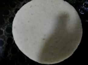 也可以做成发面饼，擀成圆形，放入刷了油的电饼铛中，盖上盖子烙3分钟即可。