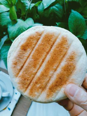 发面饼的成品图，外脆里嫩，加了小麦胚芽很香。