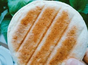 发面饼的成品图，外脆里嫩，加了小麦胚芽很香。