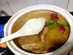 捞去萝卜块，小火再炖40分钟.