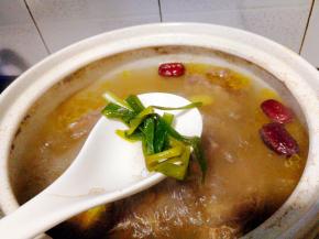 捞去葱结，再撇去一些浮油。