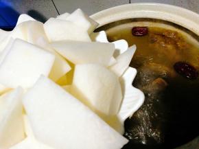 放下萝卜，大火煮开，