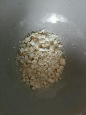 川贝用擀面杖压碎点。也可以整颗放进去。