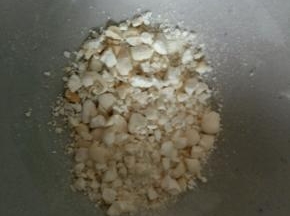 川贝用擀面杖压碎点。也可以整颗放进去。