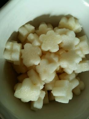 雪梨切成片，用模具压成花朵形状。