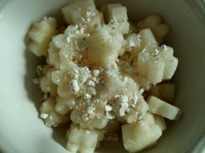 把雪梨放入一个大碗中，倒入川贝。