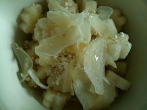 放入洗净的百合。