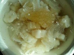 放入一大块黄冰糖。