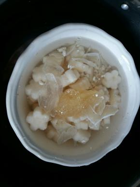 倒入清水，清水的量根据自己的碗来，但是不要放太多水，以免影响效果。