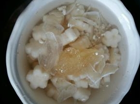 倒入清水，清水的量根据自己的碗来，但是不要放太多水，以免影响效果。