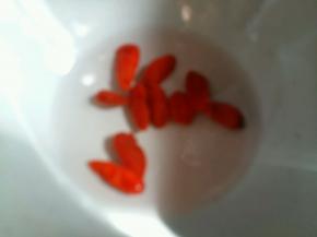 枸杞用水泡发，放入碗中。