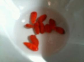 枸杞用水泡发，放入碗中。