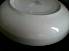 把装满食材的碗放入蒸锅，上面盖上一个盘子，防止水蒸气进入。