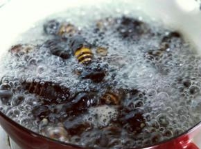 开火煮，冬天的蚕蛹会冬眠，经过加热后它们会苏醒，所以这样会识别出它们的生与死，死了的蚕蛹就不要吃了哈！