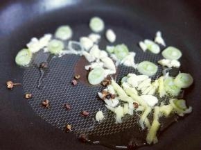 锅中留少许油，加入切好的葱姜蒜，花椒煸炒。