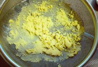 提前煮熟的鸡蛋，将蛋黄取出，过细筛，可以用勺子来回按压。(不可以省略)