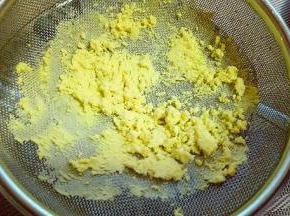 提前煮熟的鸡蛋，将蛋黄取出，过细筛，可以用勺子来回按压。(不可以省略)