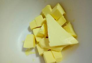 黄油切小块，室温软化。(是室温软化哦)