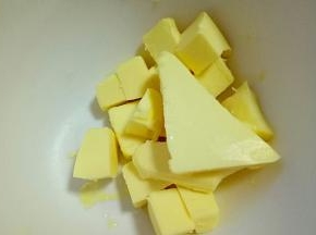 黄油切小块，室温软化。(是室温软化哦)